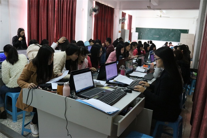 ������ѵ��ͬѧ���໥����