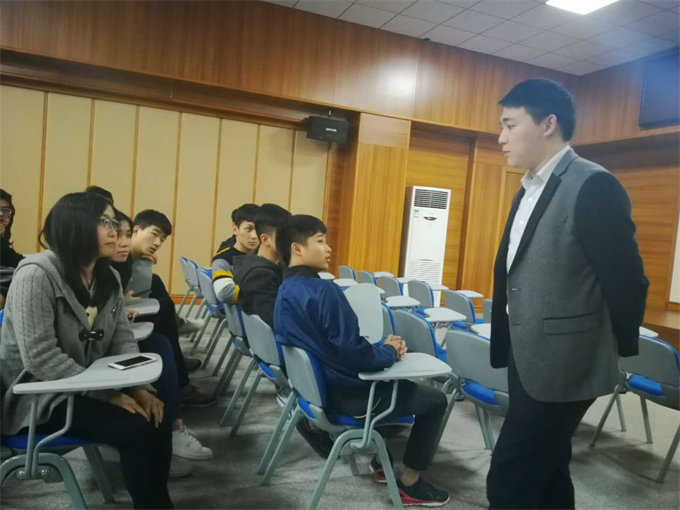 2015届金融专业优秀毕业生李松俊,2017年03月回校与师弟师妹们进行交流