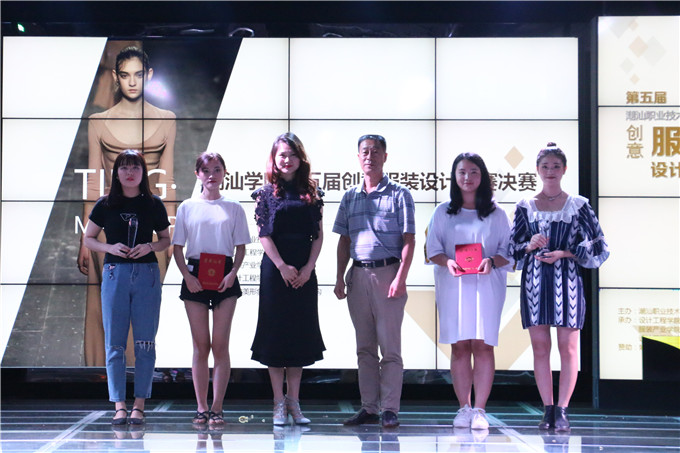 ����Ժ�����������������������ѧ��ѵ����������л����ŮʿΪһ�Ƚ�����߰佱