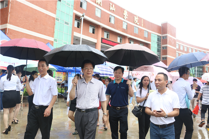 ���������ֳ��߷ò鿴ѧ��ӦƸ���