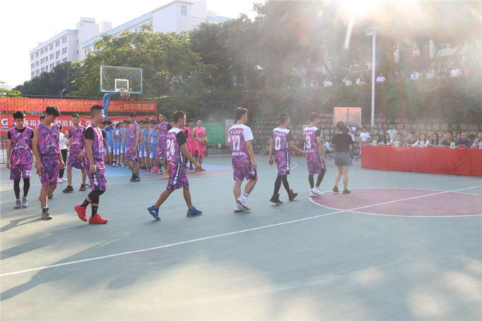 我院参赛选手进场