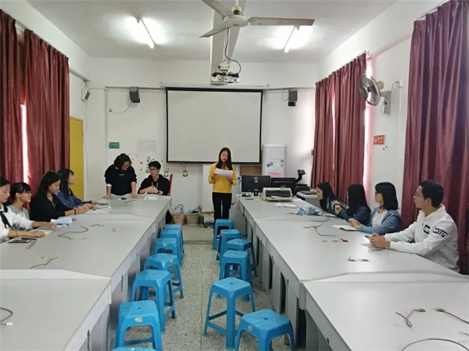 师兄师姐宣布比赛规则