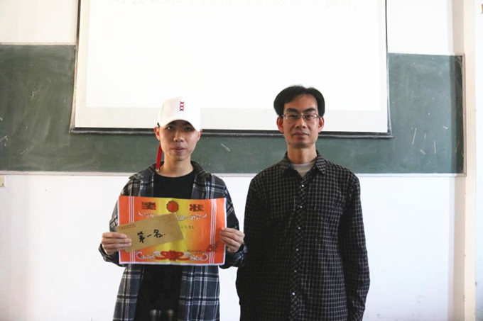 张文洲院长为学生颁奖