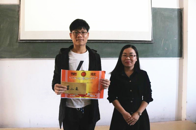 会计教研室主任方秀玲为学生颁奖