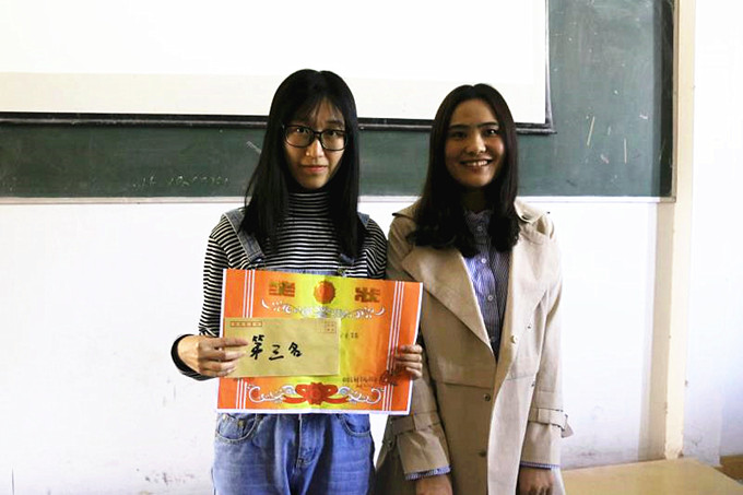 团总支李钰钿为学生颁奖