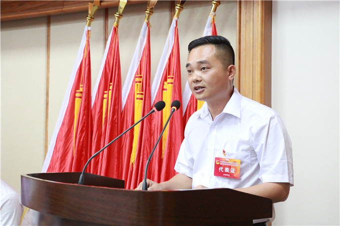 新一届团委委员、团委书记钟逍彬作团委会工作报告