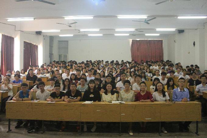 专家与学生合影