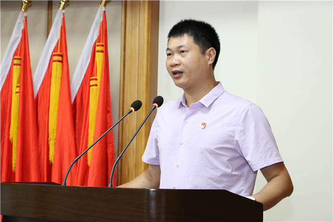 党委委员、学院党委副书记李育华同志主持