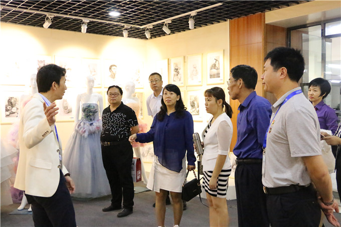 �ι۷�װ��ҵѧԺ