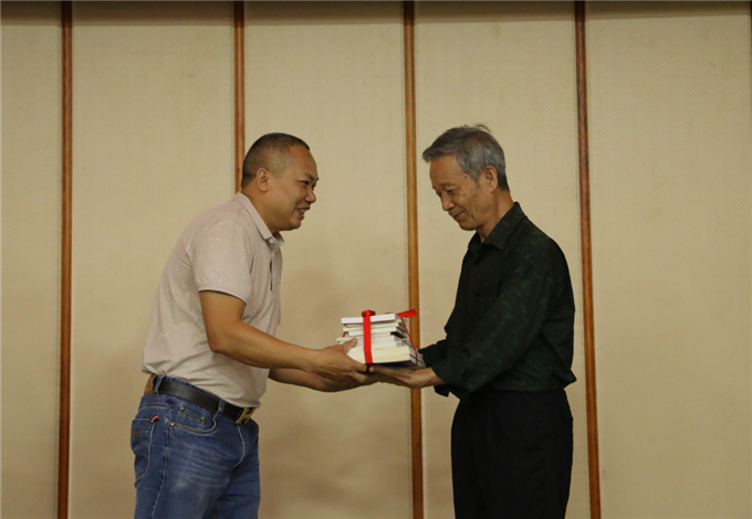 ���ɭ��ʦ����Ժͼ������飬ͼ�������ȹݳ��������鲢�����ղ�֤��