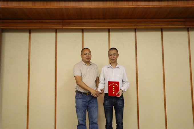 �´�����ʦ����Ժͼ������飬ͼ�������ȹݳ��������鲢�����ղ�֤��