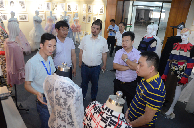 �ι۷�װ��ҵѧԺ