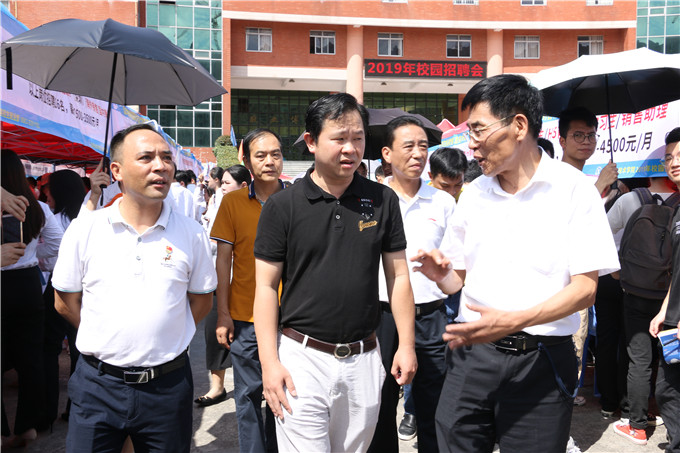 ���࿬���ֳ�һ��������Ƹ���ֳ�ָ������