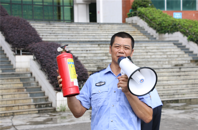 学习灭火器材的使用