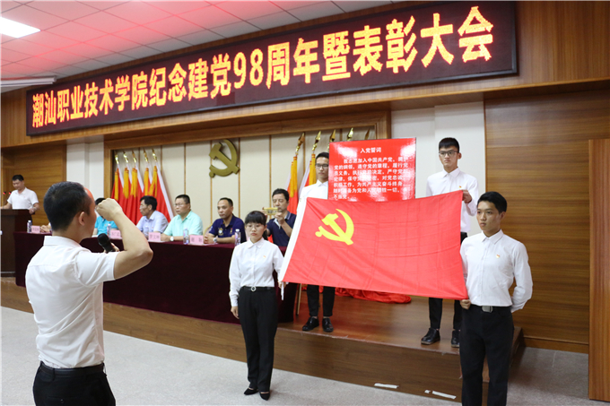 �µ�Ա�뵳���ģ���ί����ǳ��ͬ־����