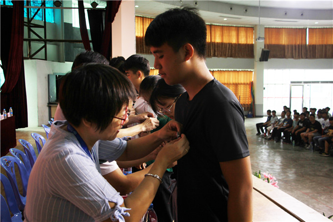 学院领导为新生代表佩戴校徽
