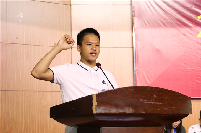 新生入学宣誓,陈俞典同学领誓