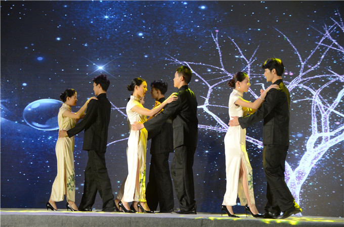 �����赸������Ů�����Ӻ��ϡ������Ƕӣ�