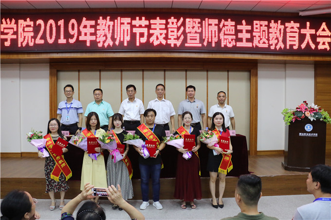 �ڶ�����һ�������ֱ�Ϊ�������ᡢ�����ǡ��̱�