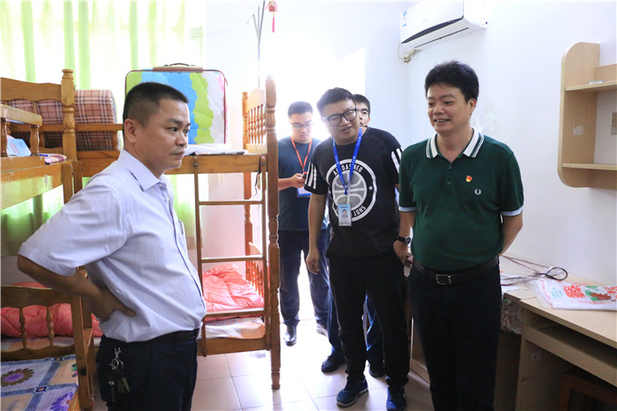 领导到学员宿舍、上课教室等地点查看并指导工作