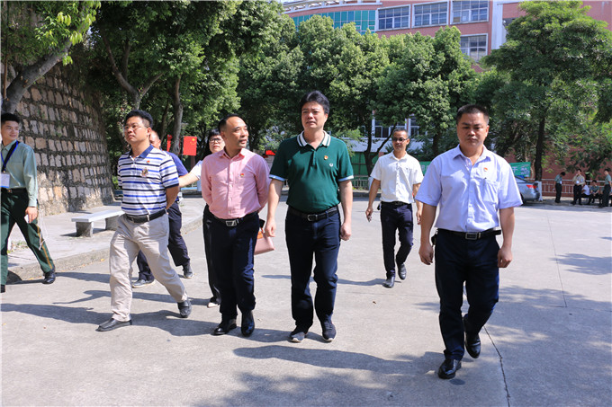领导到学员宿舍、上课教室等地点查看并指导工作