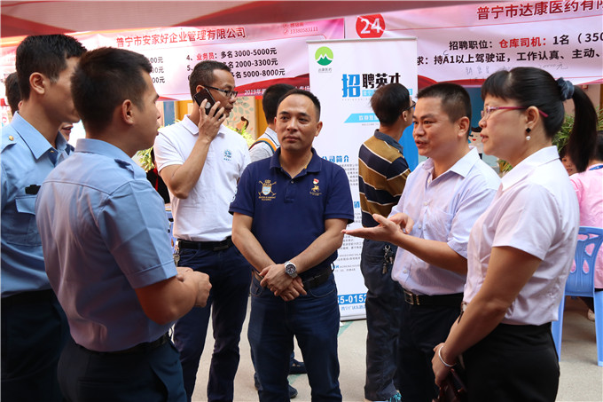 ��ɽ�ั�ֳ���һ���ڳ���ְҵ����ѧԺԺ������л������ͬ��������Ƹ���ֳ�