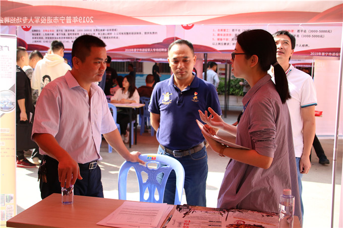 ��ɽ�ั�ֳ���һ���ڳ���ְҵ����ѧԺԺ������л������ͬ��������Ƹ���ֳ�