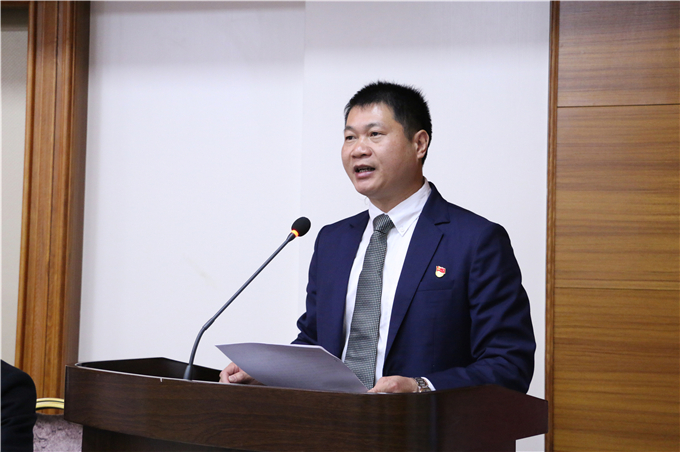 党委副书记李育华宣读表彰文件