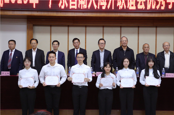 颁发二等奖学金