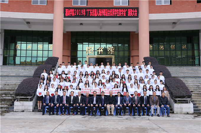 与获奖学生合影