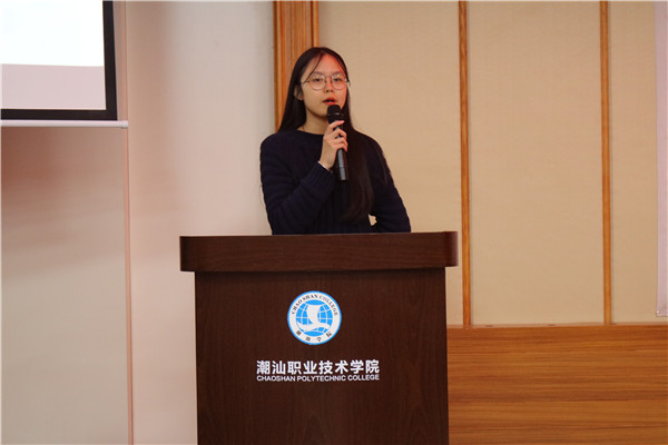 团总支书记谢冰娜宣读获奖名单