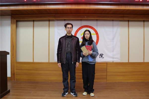 院长张文洲为获得第一名的班级颁奖