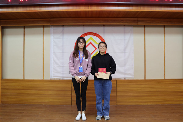 党总支书记林浩君为获得第二名的班级颁奖