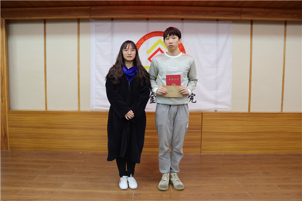 辅导员麦馥源为获得第三名的班级颁奖