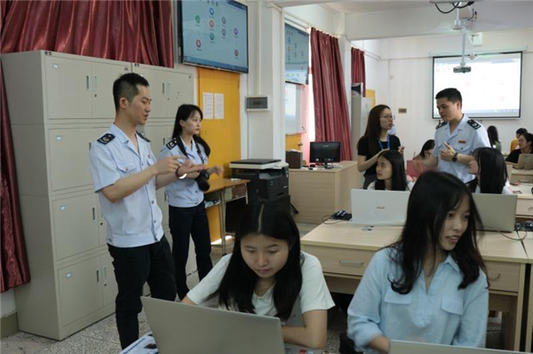 税务局的业务骨干在指导学生开展税收申报系统操作
