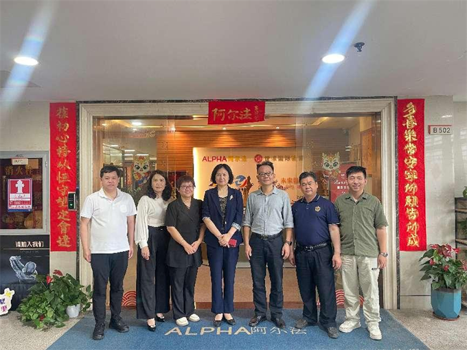 与阿尔法教育集团领导合影